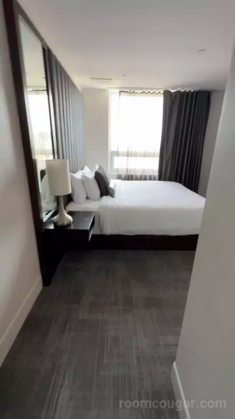 Luxury Suite bed picture #1