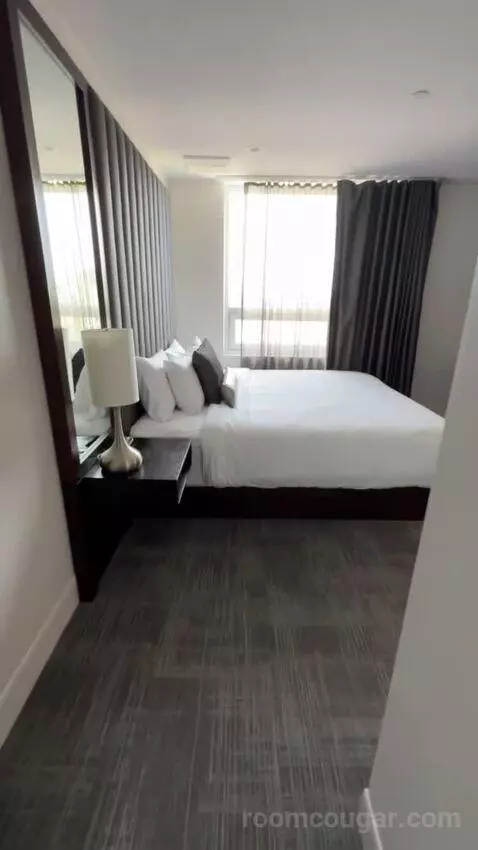 Luxury Suite bed picture #2