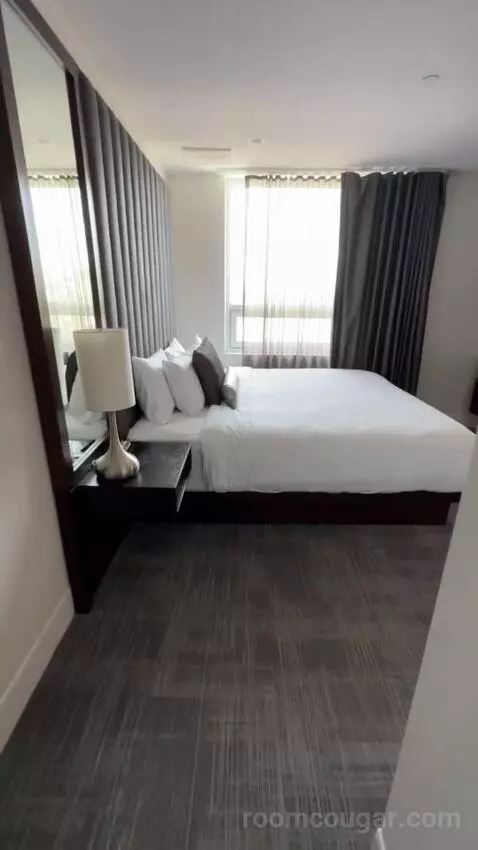Luxury Suite bed picture #3