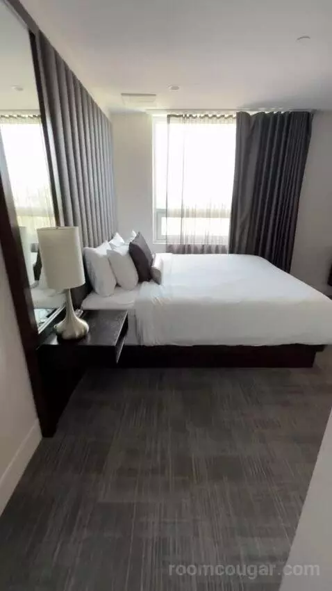 Luxury Suite bed picture #4