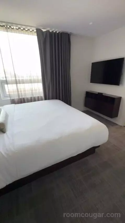 Luxury Suite bed picture #7