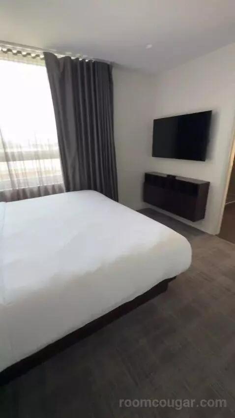 Luxury Suite bed picture #8