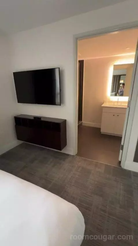 Luxury Suite bed picture #9