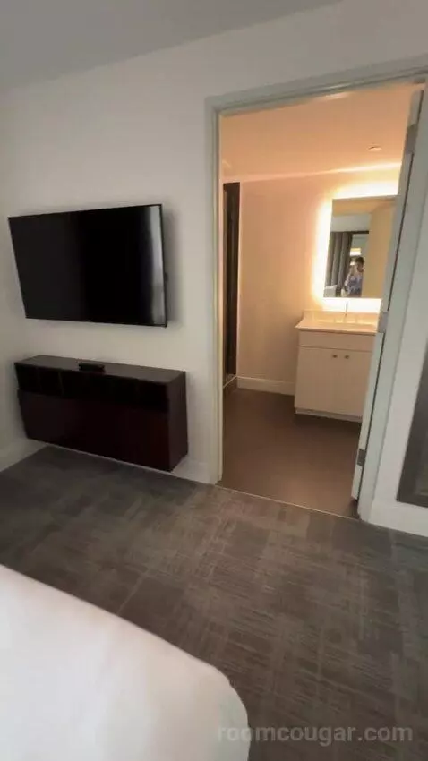Luxury Suite bed picture #10