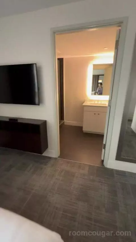 Luxury Suite bed picture #11