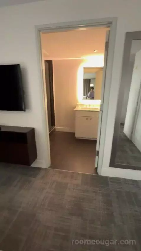 Luxury Suite bed picture #12