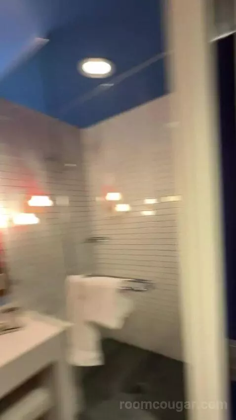 Double Room bathroom picture #10