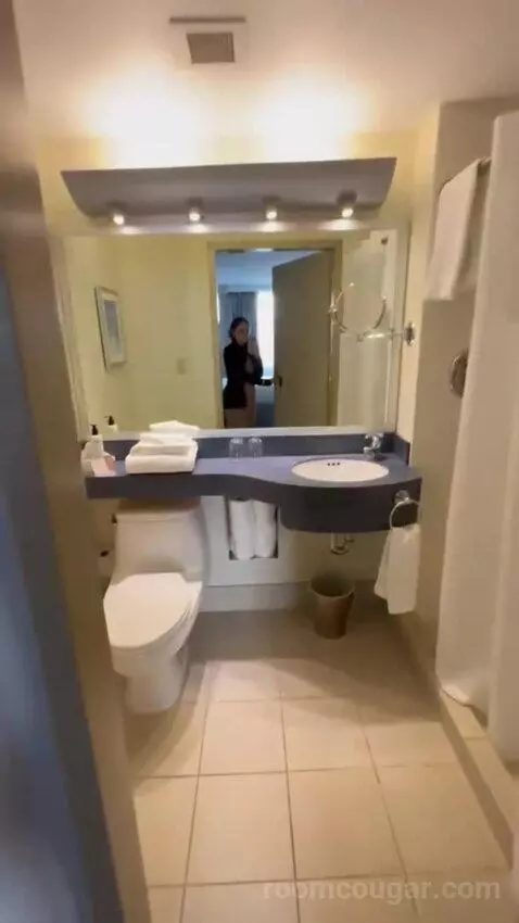 Standard Queen Room bathroom picture #1