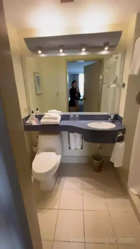 Standard Queen Room bathroom picture #3