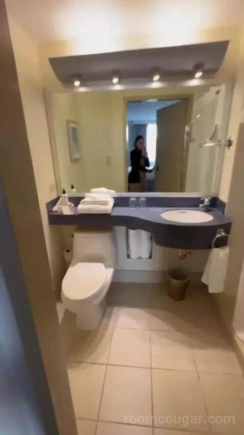 Standard Queen Room bathroom picture #4