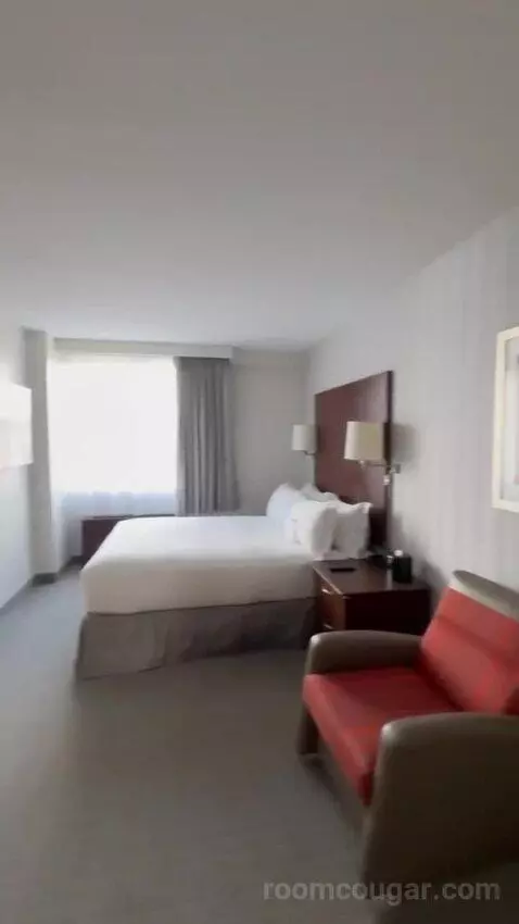 Standard Queen Room bed picture #2