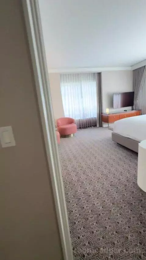 Uptown Suite bed picture #6
