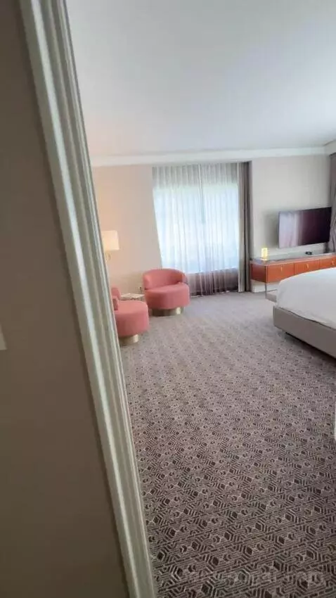 Uptown Suite bed picture #7