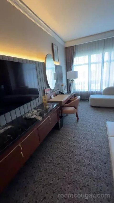 Deluxe King Room bed picture #3