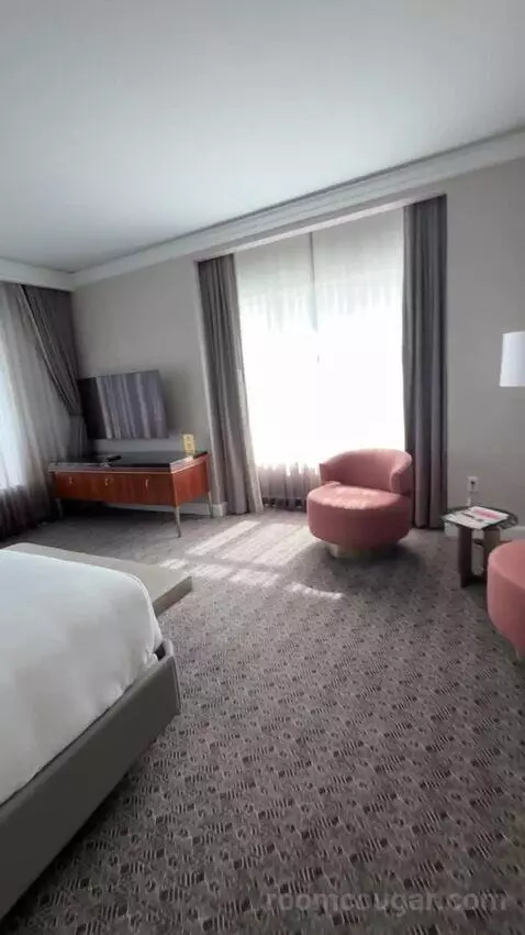 Luxury Suite bed picture #1