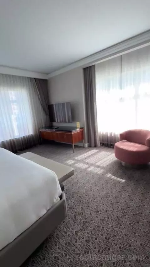 Luxury Suite bed picture #4