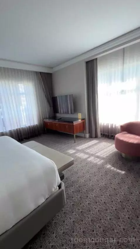 Luxury Suite bed picture #5