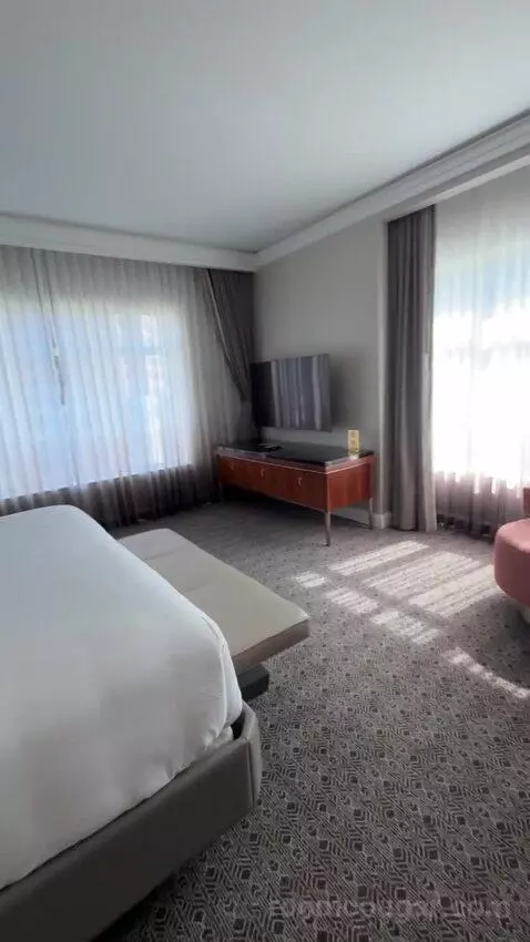 Luxury Suite bed picture #7