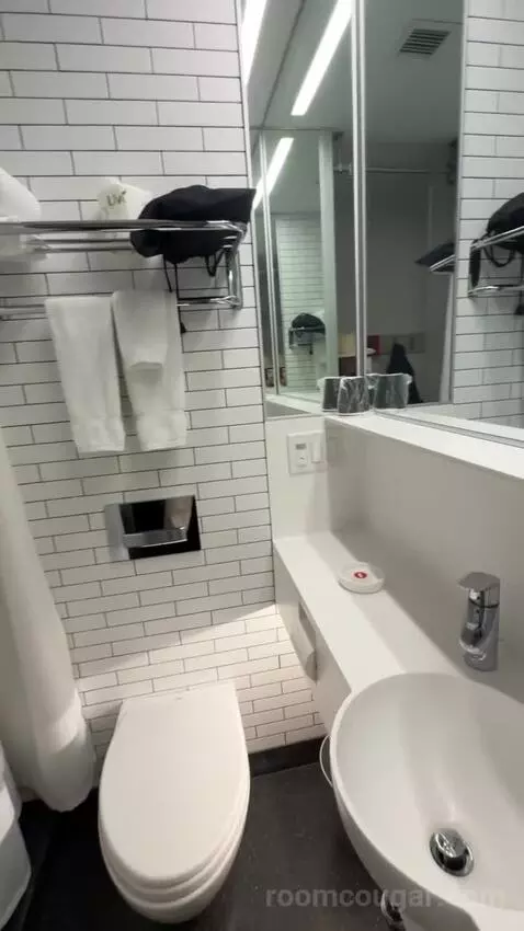 Bunk Pod bathroom picture #2