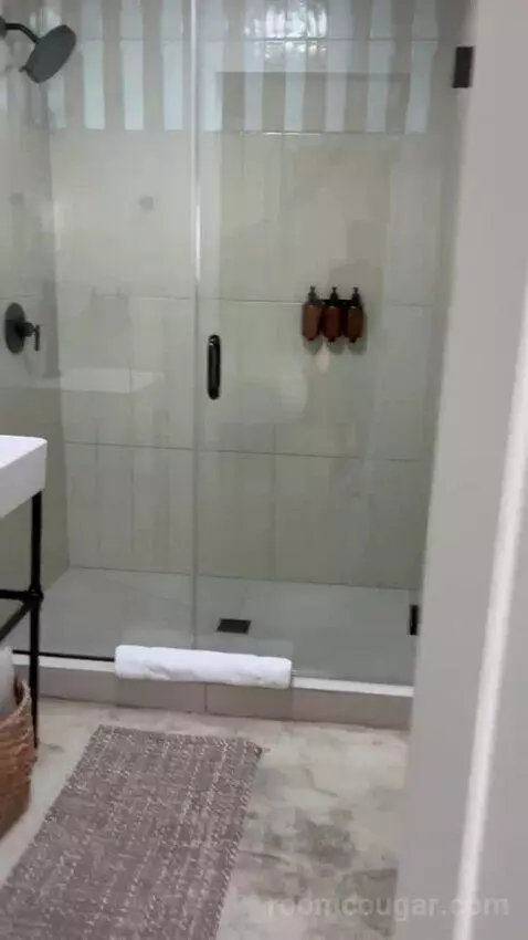 Deluxe King Room bathroom picture #2