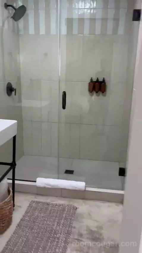 Deluxe King Room bathroom picture #3