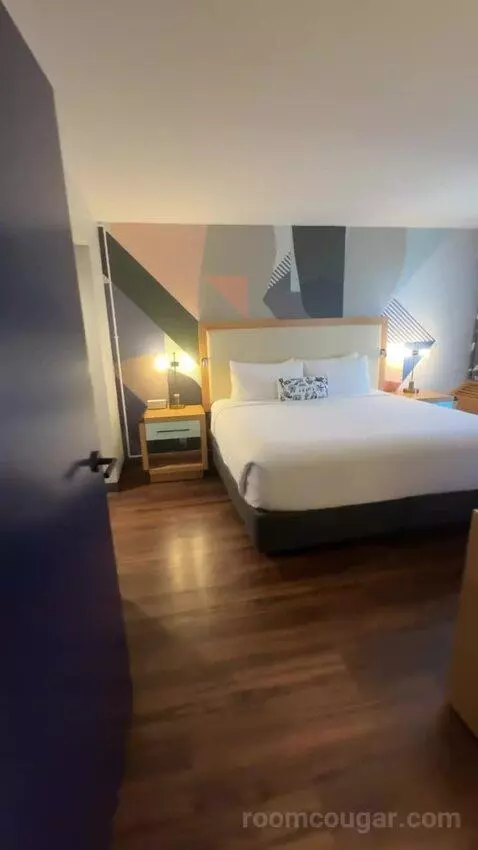 King Suite bed picture #2