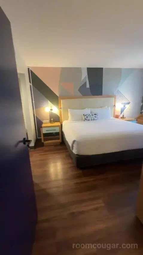 King Suite bed picture #3