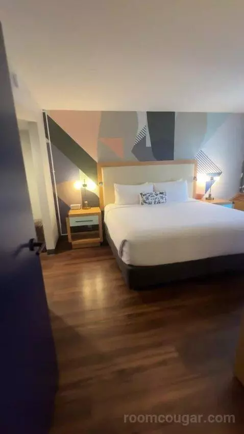 King Suite bed picture #4