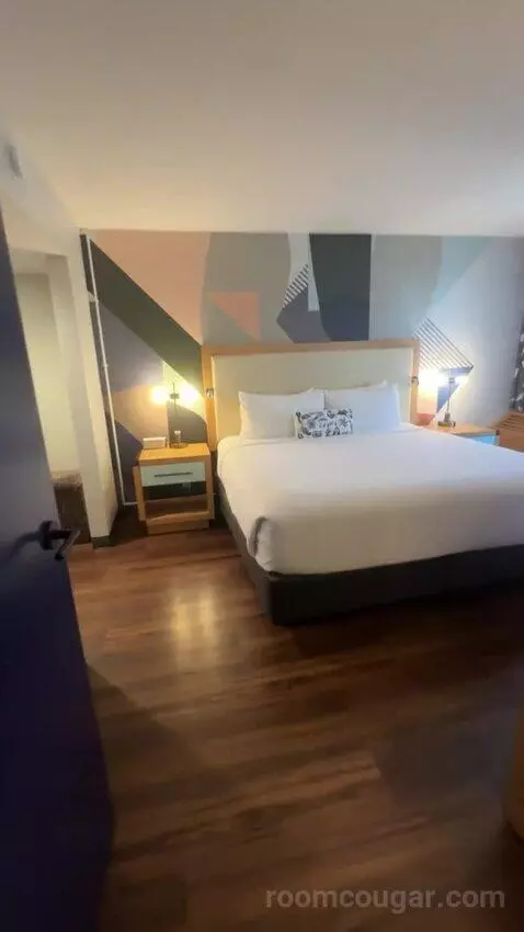 King Suite bed picture #5