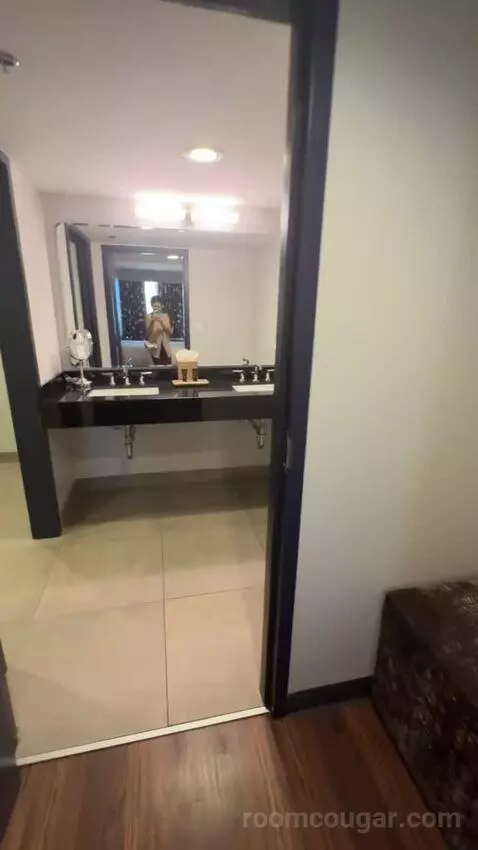 King Suite bathroom picture #3