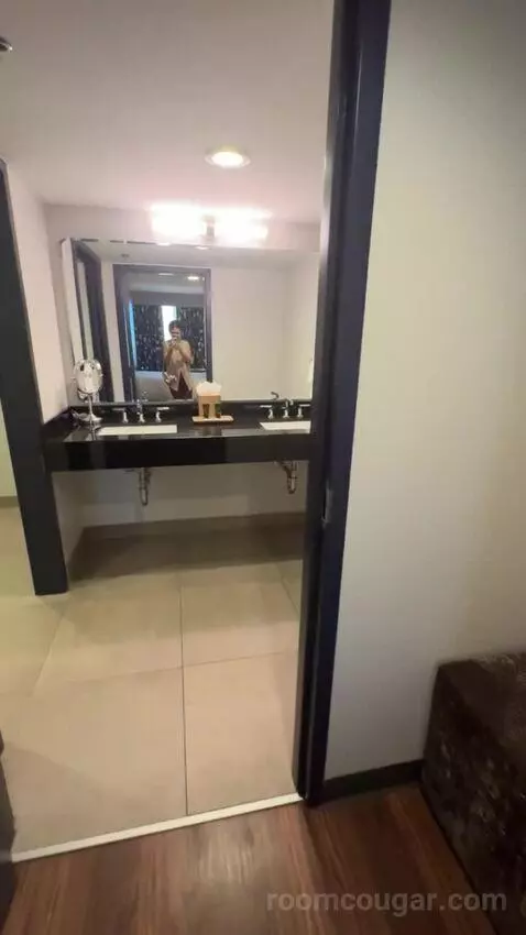King Suite bathroom picture #4