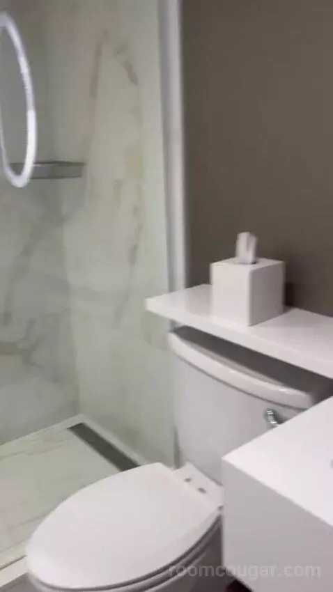 King Room bathroom picture #7