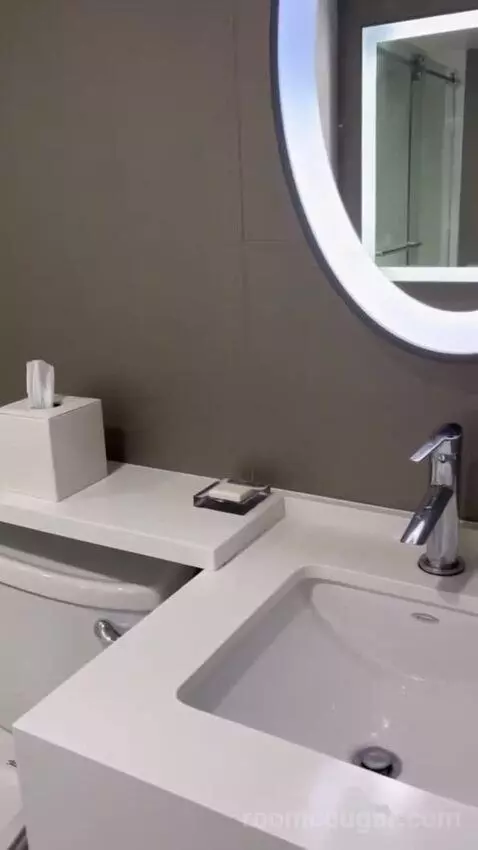 King Room bathroom picture #10