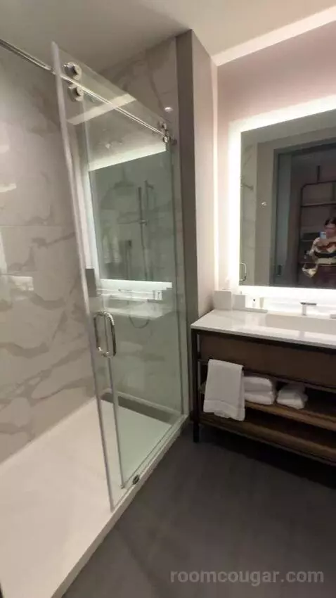 Standard Guest Room with 2 Queen, City View bathroom picture #2