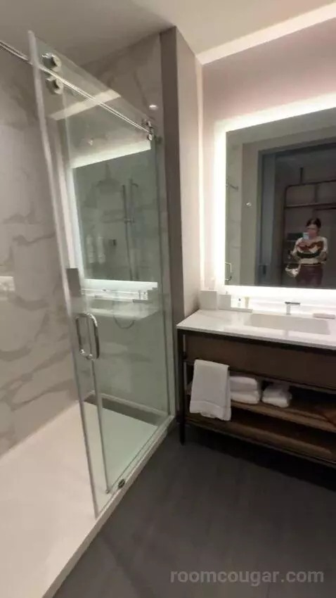 Standard Guest Room with 2 Queen, City View bathroom picture #3
