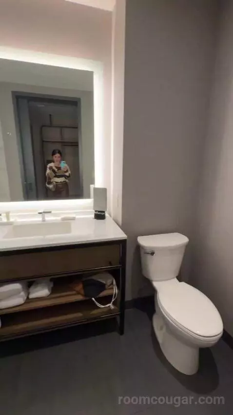 Standard Guest Room with 2 Queen, City View bathroom picture #5