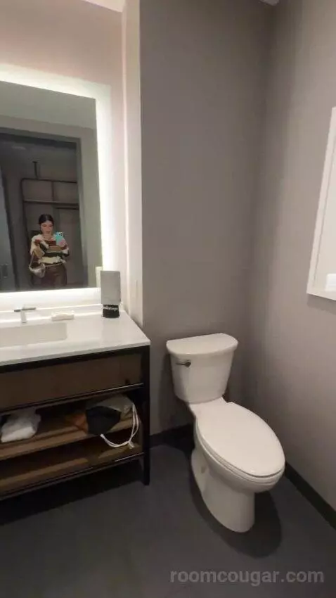 Standard Guest Room with 2 Queen, City View bathroom picture #7