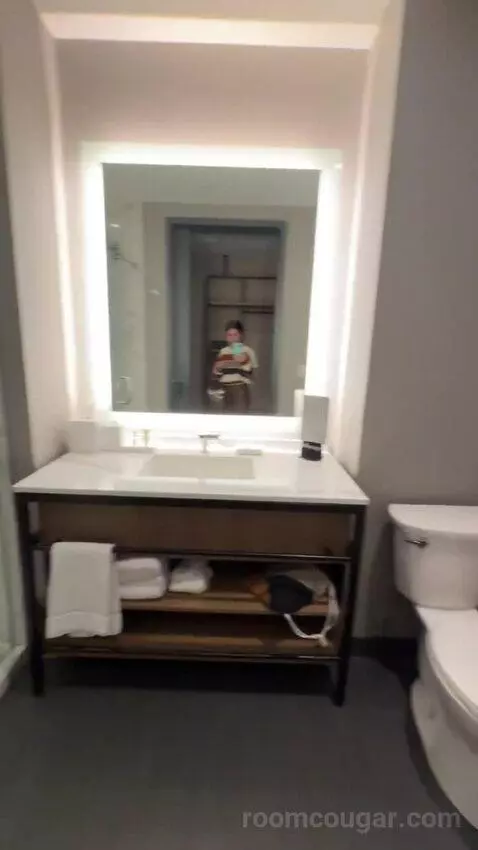 Standard Guest Room with 2 Queen, City View bathroom picture #11