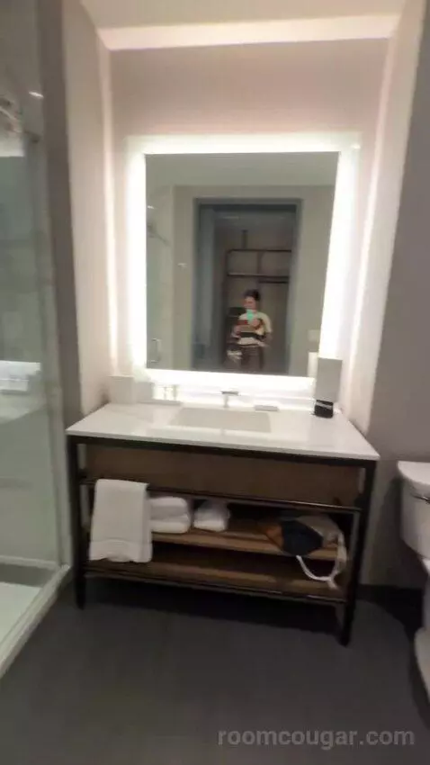 Standard Guest Room with 2 Queen, City View bathroom picture #12