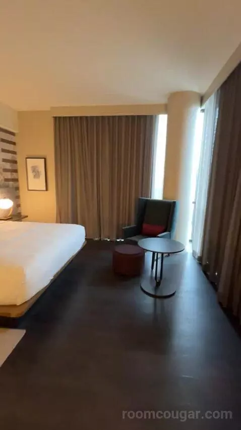 Junior King Suite bed picture #5