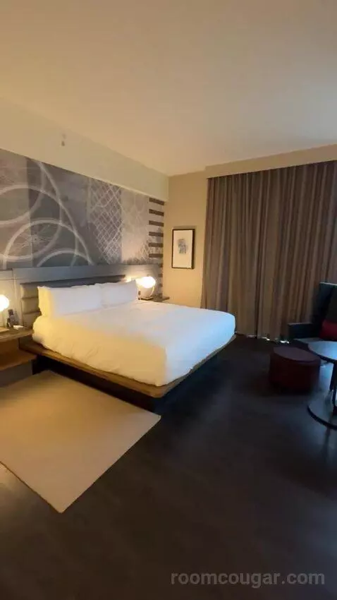 Junior King Suite bed picture #10