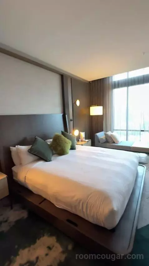 Presidential Suite bed picture #3