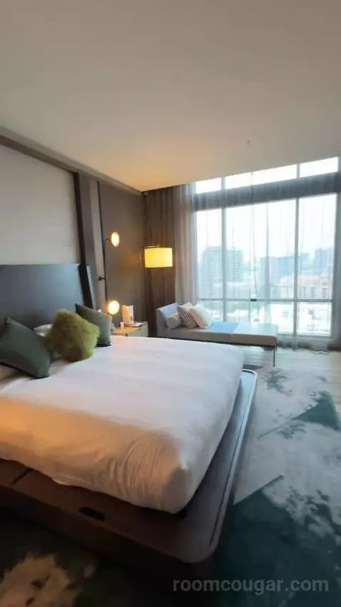 Presidential Suite bed picture #6