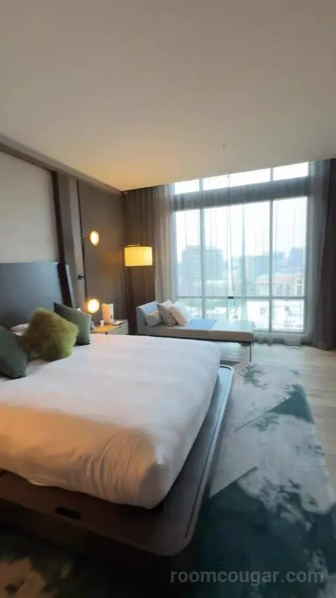 Presidential Suite bed picture #7