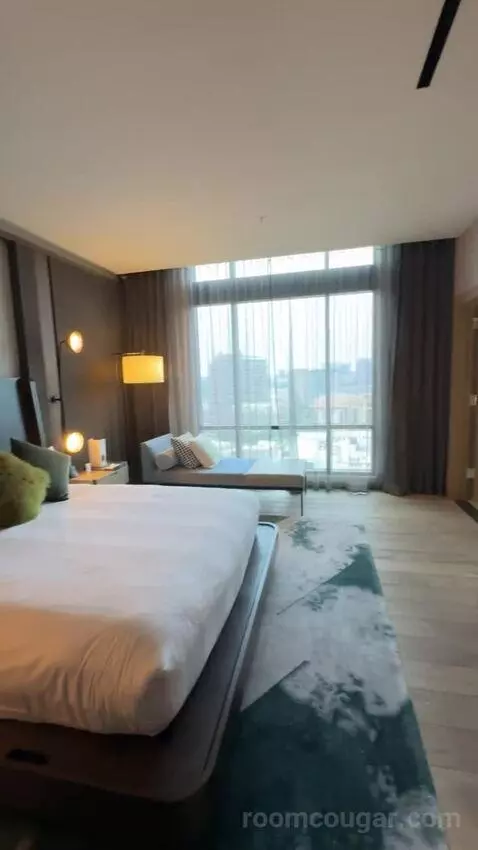 Presidential Suite bed picture #9