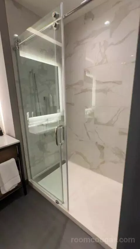 Standard Guest Room with 1 King, City View bathroom picture #1