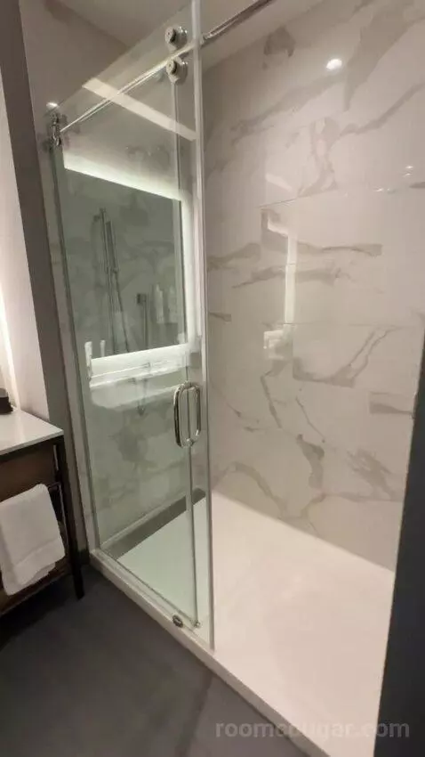 Standard Guest Room with 1 King, City View bathroom picture #2