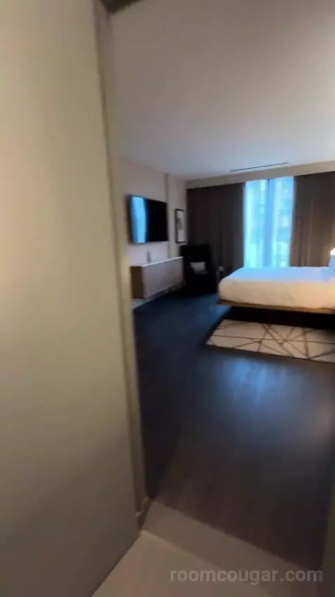 Deluxe Guest Room with 1 King, City View, High Floor bed picture #11