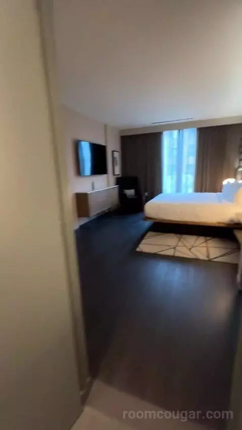 Deluxe Guest Room with 1 King, City View, High Floor bed picture #12