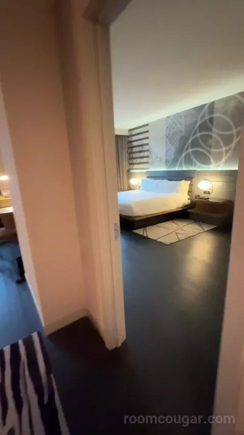Deluxe Guest Room with 1 King, City View, High Floor bed picture #1